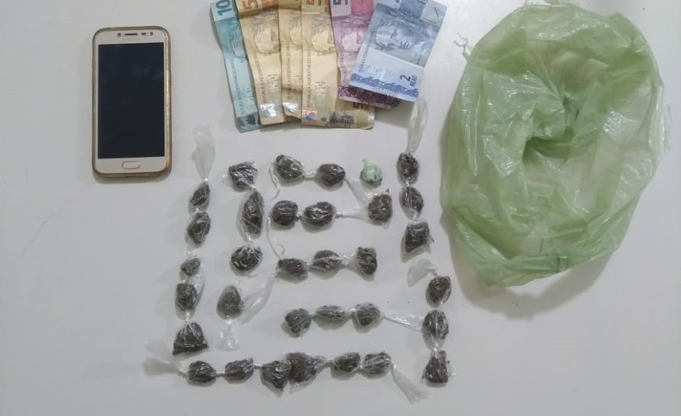 Homem &eacute; preso com por&ccedil;&otilde;es de maconha e dinheiro em Cerqueira C&eacute;sar &mdash; Foto: Divulga&ccedil;&atilde;o/Pol&iacute;cia Militar