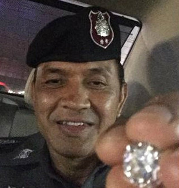 Policial mostra diamante que havia sido roubado (Foto: Reprodução/Twitter/Sanook)