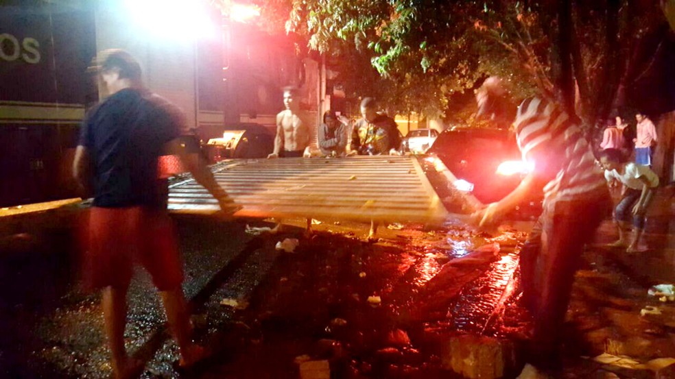 Moradores de Ourinhos recolhem portão que caiu durante as fortes chuvas da madrugada (Foto: Arquivo pessoal)