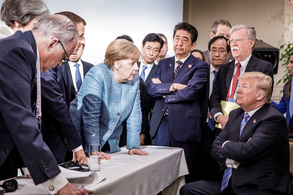 Chanceler alemÃ£, Angela Merkel fala com o presidente dos EUA, Donald Trump, durante cÃºpula do G7 (Foto: Bundesregierung/Jesco Denzel/Handout via REUTERS)