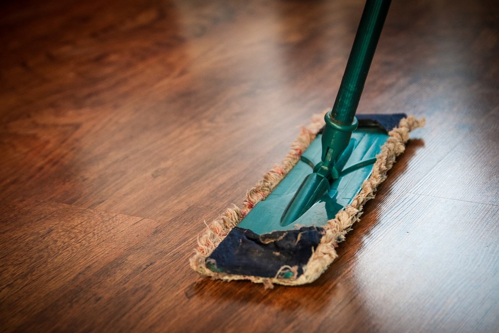 Como limpar piso: descubra os produtos certos para não errar na hora da faxina — Foto: Reprodução/Internet