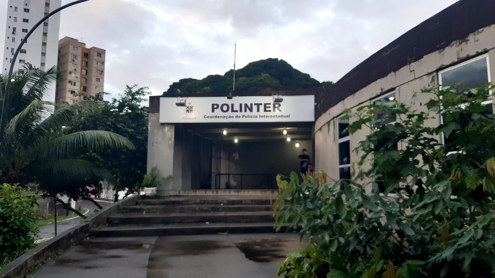 Dois dos presos na operação foram encaminhados para a sede da Polinter, em Salvador — Foto: Adriana Oliveira/TV Bahia