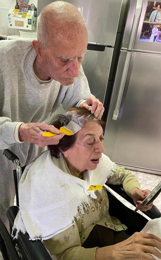 Idoso de 92 anos ajuda mulher a pintar o cabelo durante a quarentena (Foto: Reprodução | Facebook)