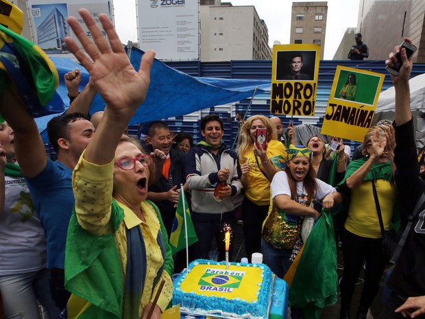 Manifestantes cortaram e serviram bolo para comemorar o impeachment de Dilma Rousseff (Foto: Paulo Whitaker/Reuters)
