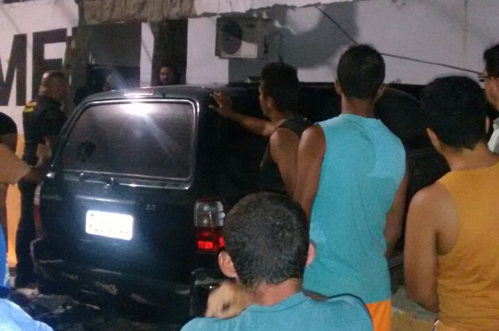 Bandidos perderam o controle do carro roubado e bateram em muro de creche (Foto: Pol&iacute;cia Militar/Divulga&ccedil;&atilde;o)