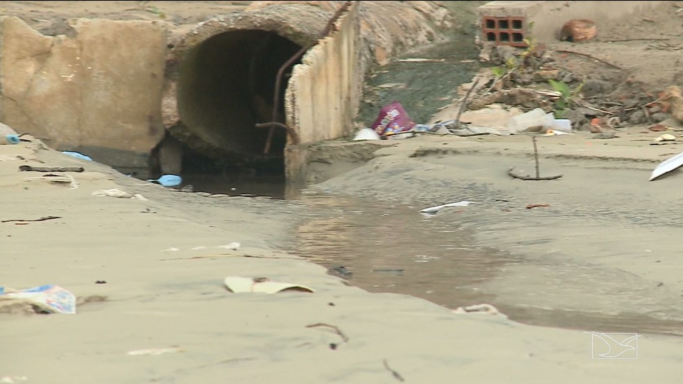 Trecho da praia de São Marcos possui faixa de esgoto descendo pela areia. (Foto: Reprodução/TV Mirante)