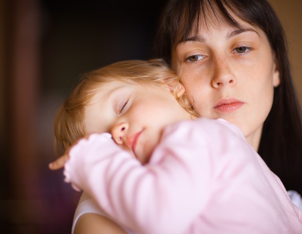 Mãe com criança abatida e cansada (Foto: Thinkstock)