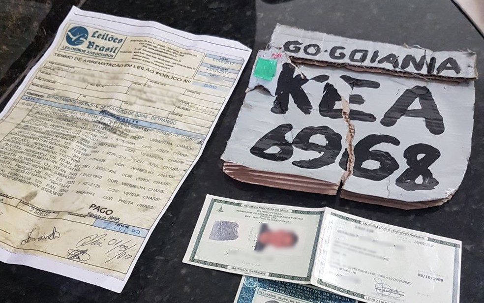 Documentos do suposto proprietário da moto apreendida (Foto: PMDF/Divulgação)