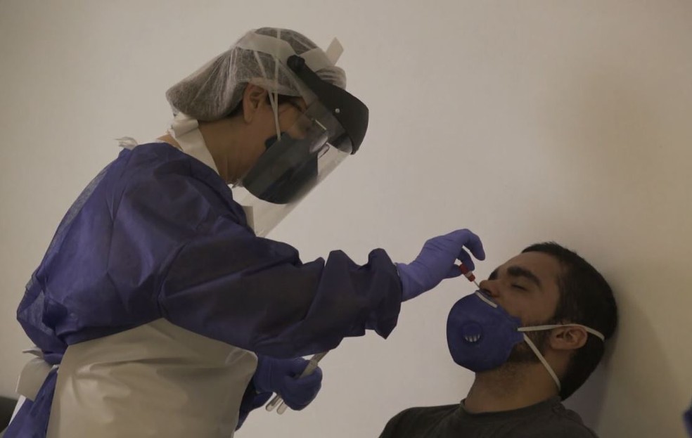 Exame de RT PCR usa amostras de nasofaringe — Foto: Reprodução/TV Globo