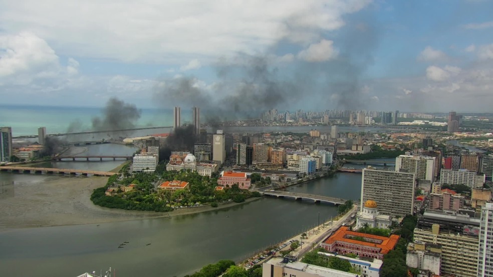 Fumaça dos pneus queimados durante protesto no Bairro do Recife pôde ser vista a partir de outros bairros do Centro — Foto: Reprodução/TV Globo