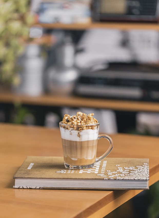 Popcorn Caramel Coffee, uma bebida cremosa com café, leite, pipoca e caramelo (Foto: Café Cultura/Divulgação)