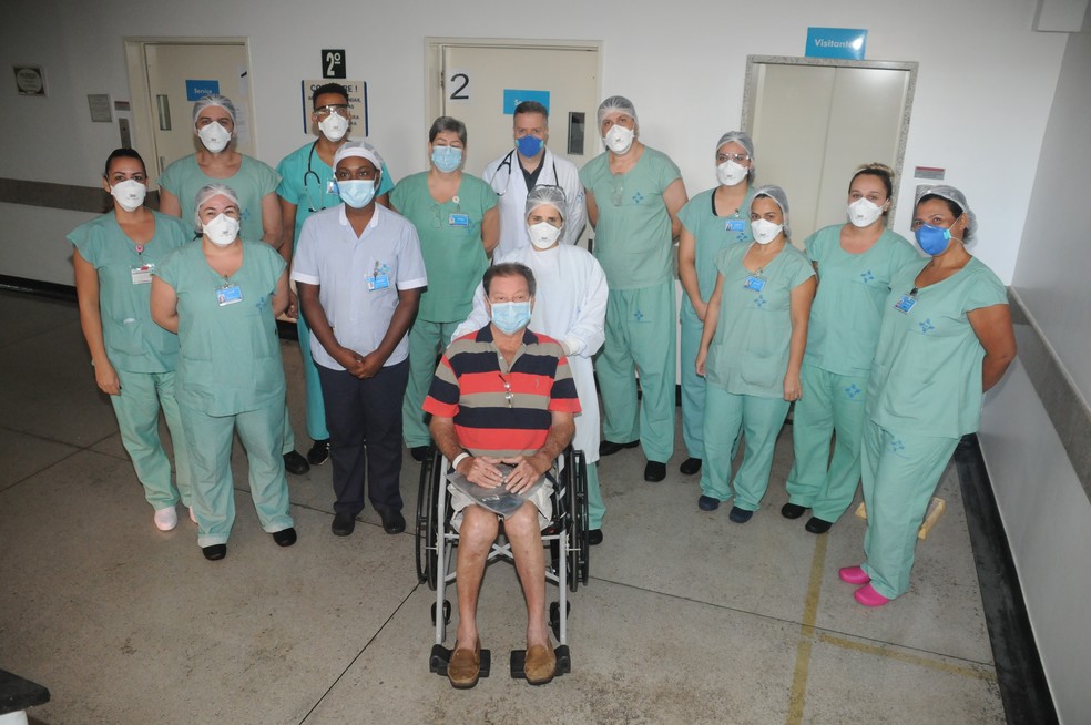 Paciente estava internado desde o dia 5 de abril em ala exclusiva para tratar Covid-19 e se recuperou, em Piracicaba — Foto: Divulgação/ Santa Casa de Piracicaba