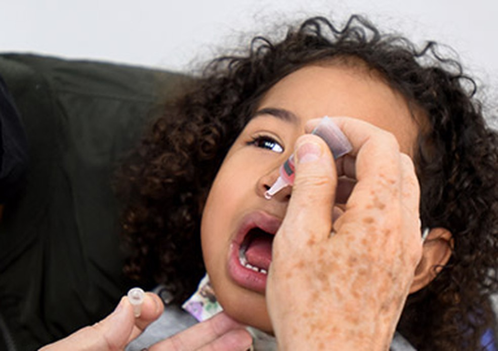 Criança recebe vacina contra poliomielite— Foto: Carlos Bassan