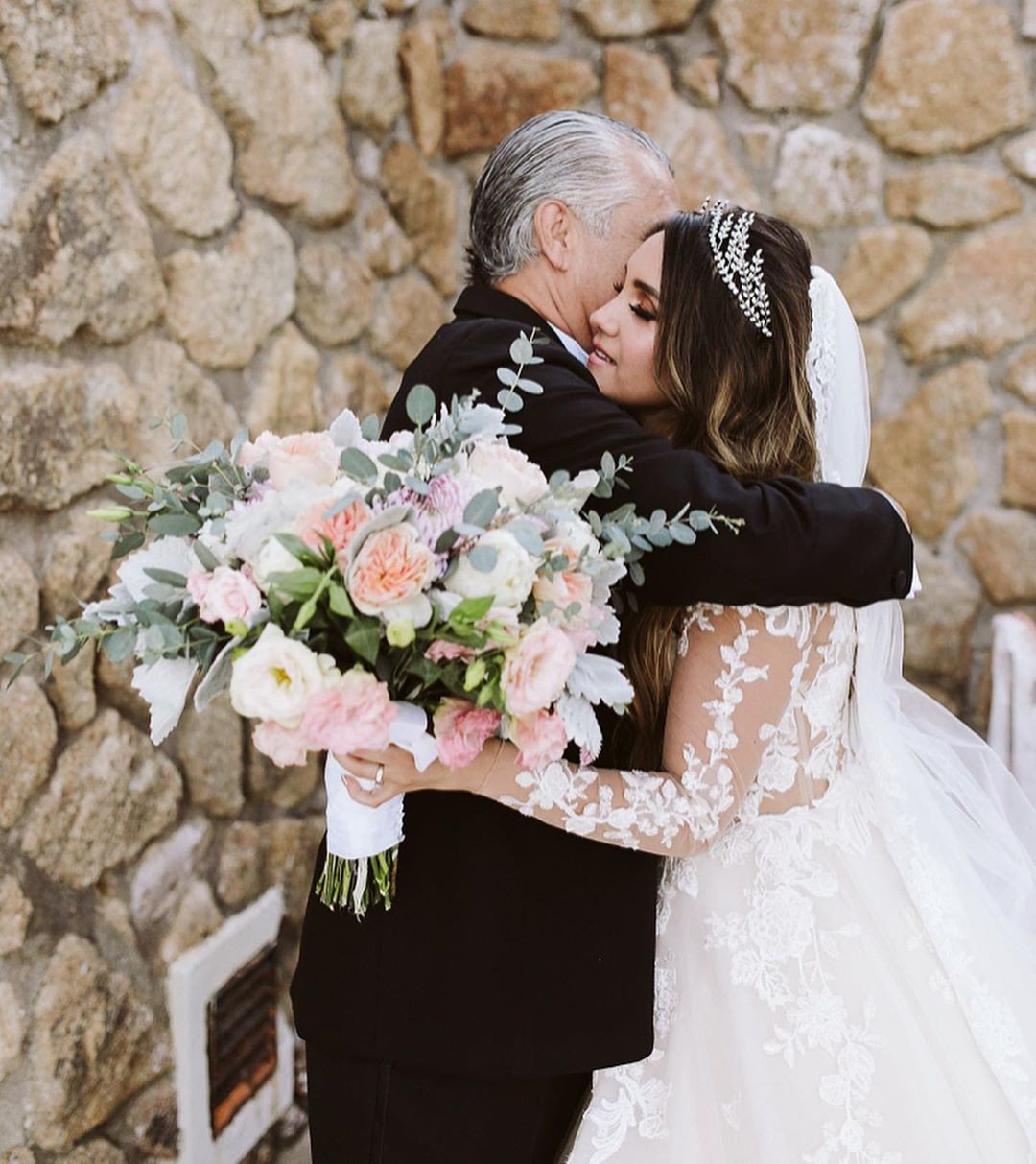 Dulce Maria mostra álbum de casamento pela primeira vez (Foto: Reprodução/Instagram)