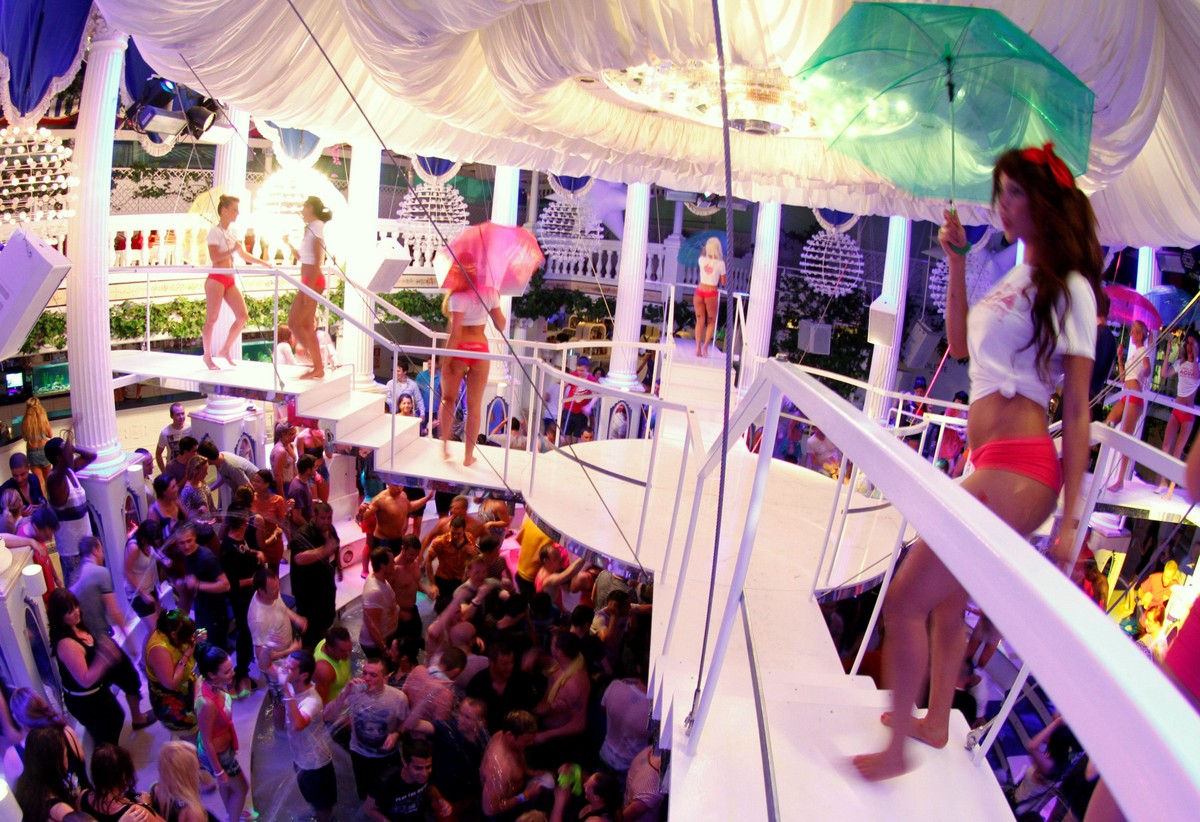 Ibiza e Barcelona reabrem baladas para visitantes vacinados contra a Covid-19 – e máscaras seguem obrigatórias