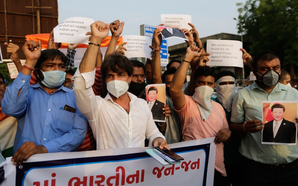 Indianos participam de protesto contra a China em Ahmedabad, na terça-feira (16) — Foto: AP Photo/Ajit Solanki