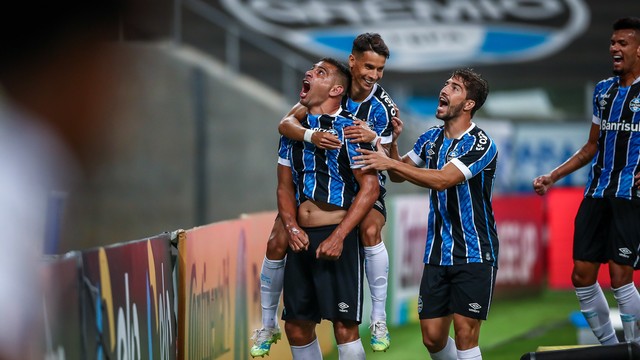 Diego Souza comemora gol do Grêmio