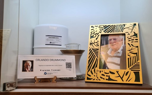 Família de Orlando Drummond mostra frase escolhida para estampar o nicho do ator em cemitério no Rio