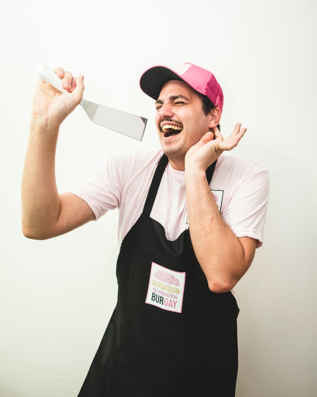 “Hamburgueria mais gay de SP” prepara lanches com pão rosa e glitter (Foto: Divulgação)