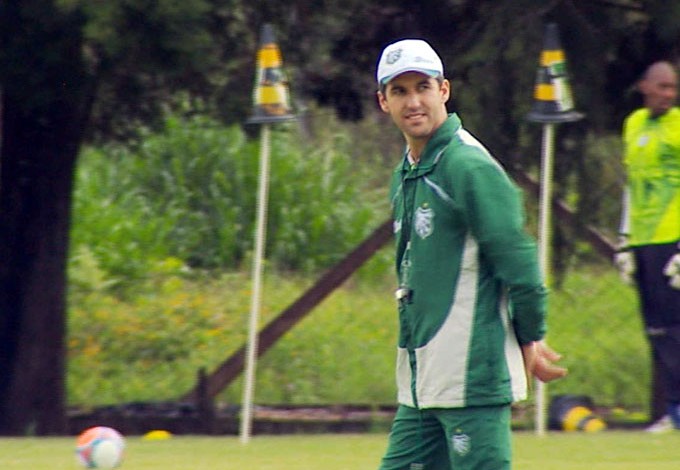 Técnico léo Condé observa treino na Caldense (Foto: Reprodução EPTV)