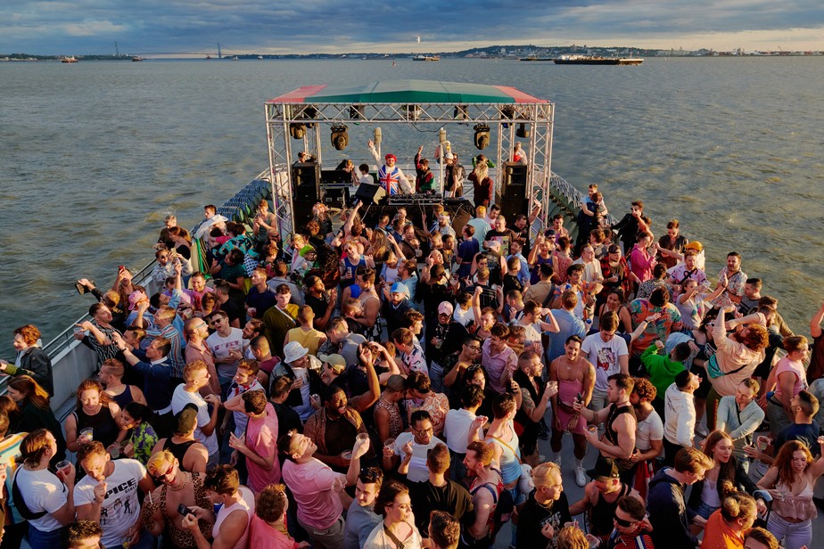 Participantes da festa Gayflower: Spice Girls num barco em Nova York