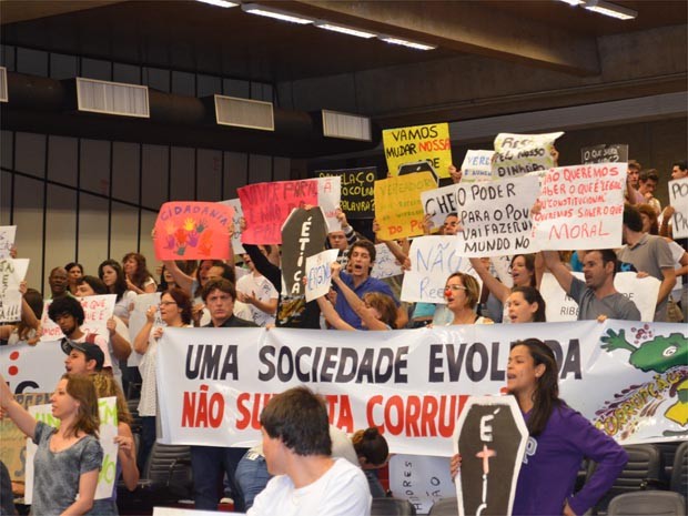 Protesto apelidado de Panelaço protesta contra aumento salarial na Câmara de Ribeirão Preto. (Foto: Leandro Mata/G1)