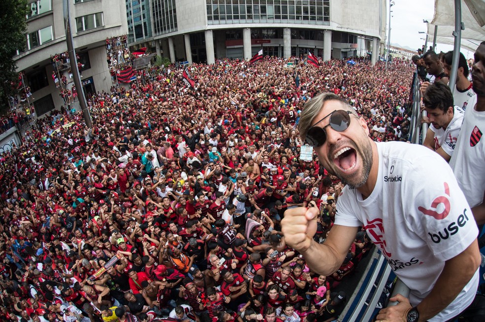 Diego durante a comemora��o do t�tulo da Libertadores � Foto: Alexandre Vidal/Flamengo