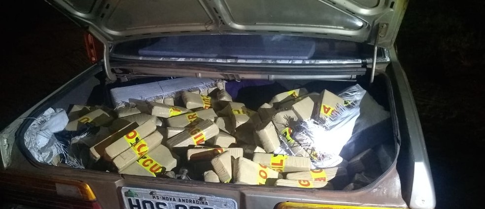Droga estava no porta-malas do veículo abordado em Lins — Foto: J. Serafim/Divulgação 