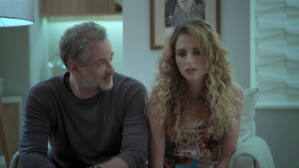 Em 'A Força do Querer', Eugênio (Dan Stulbach) elogia Ivana (Carol Duarte), mas ela não se sente bem toda produzida — Foto: TV Globo