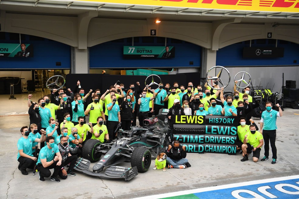 Lewis Hamilton celebra heptacampeonato mundial de F1 após o GP da Turquia de 2020 — Foto: Clive Mason/Getty Images