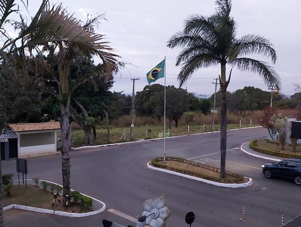 Mastro com bandeira do Brasil fica junto a rotatória, no final da rodovia DF-150 — Foto: Arquivo pessoal