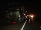 Quatro pessoas morrem após carro bater contra caminhão na BR-040