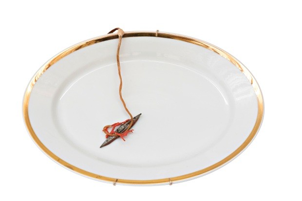 Emergindo, prato de porcelana e barco de metal, 46 x 31 cm, R$ 1.200 (Foto: Deco Cury / Editora Globo)