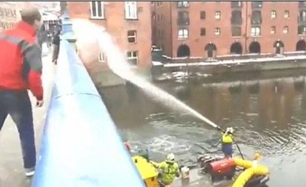 Com resposta, bombeiro lançou jato de água contra os jovens (Foto: Reprodução)