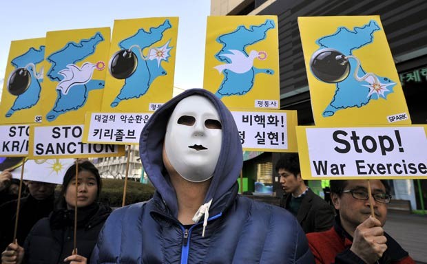 Ativistas antiguerra protestam contra os testes militares conjuntos entre EUA e Coreia do Sul, nesta segunda-feira (11), em Seul (Foto: AFP)