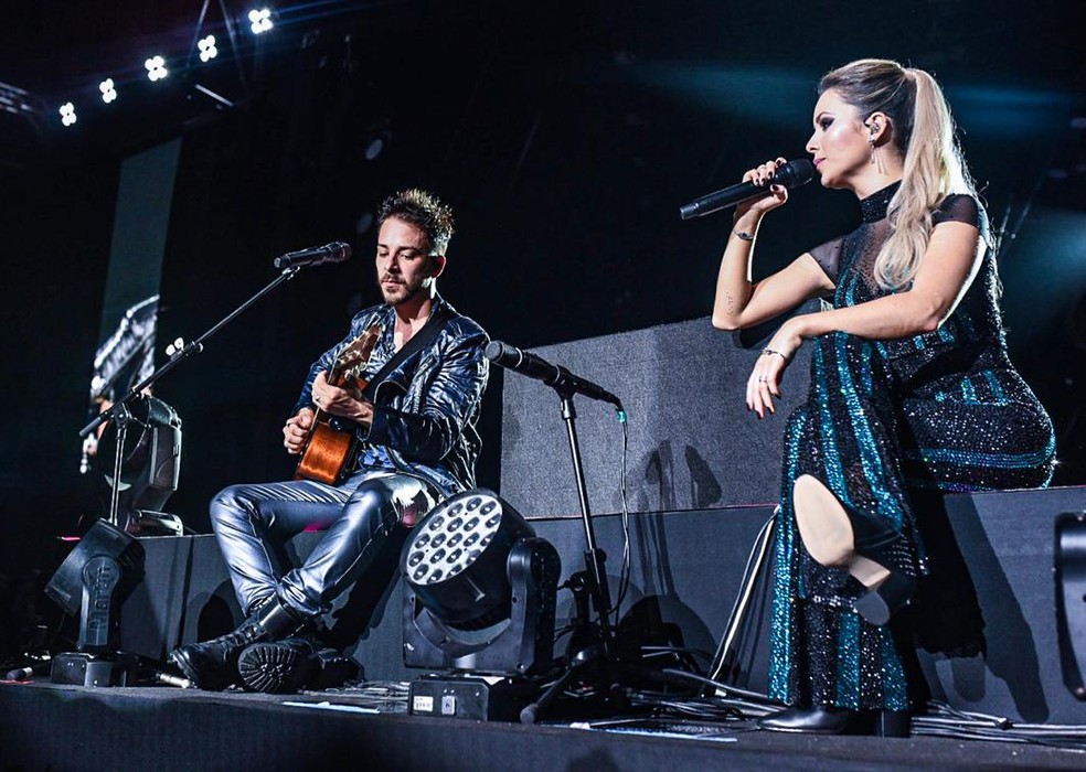 Sandy e Junior no bloco de voz e violão do show da turnê 'Nossa história' — Foto: Igor do Ó / Comunnik / Divulgação