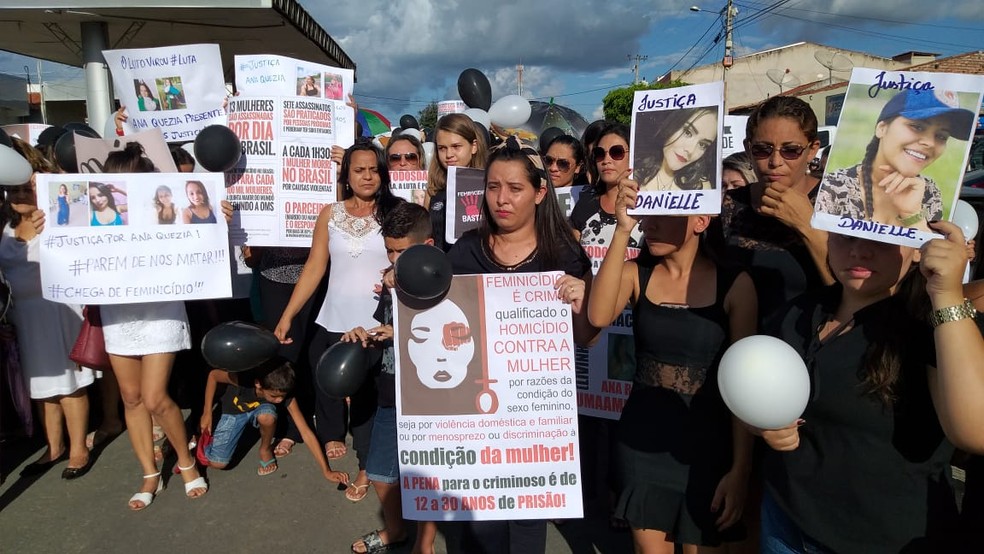 Moradores de Pedra Branca realizam caminhada pela paz e pedem justiça para vítimas de feminicídio — Foto: Alex Pimentel/ Sistema Verdes Mares