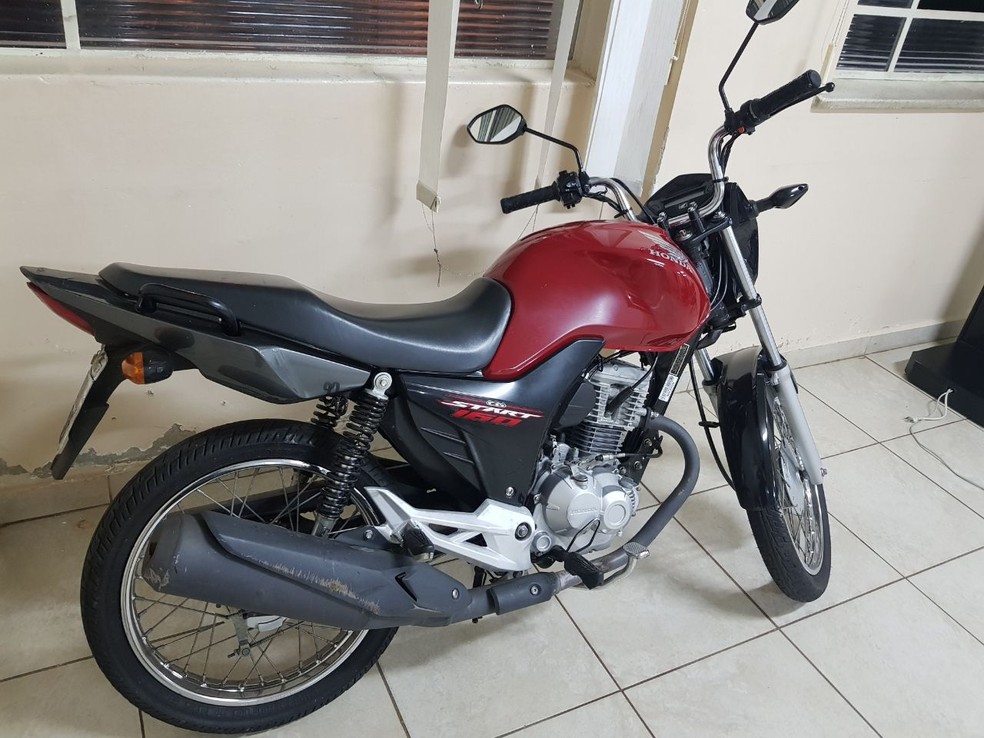 Motocicleta que era utilizada para as entregas permaneceu apreendida (Foto: Polícia Militar/Cedida)