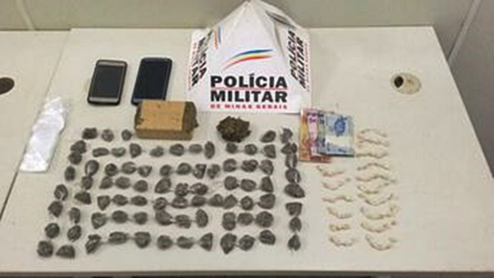 Polícia apreendeu drogas e dinheiro em Três Corações e Campanha (MG) — Foto: Polícia Militar