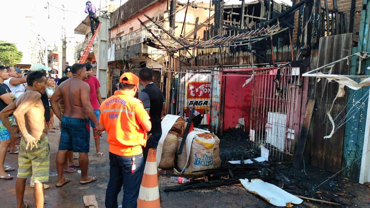 Famílias atingidas por incêndio no bairro do Jurunas recebem atendimento da Defesa Civil e Funpapa