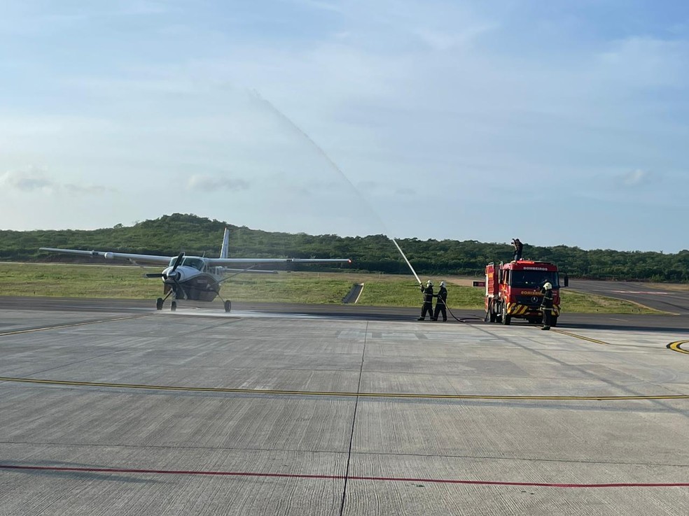 Aeronave que aterrissou no novo aeroporto de Sobral recebeu batismo d'água pelo primeiro voo. — Foto: Mateus Ferreira/ SVM