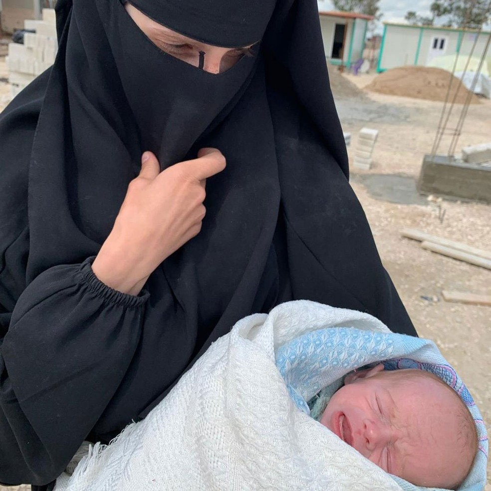 Leonora Messing, se juntou ao EI quando tinha 15 anos; agora é uma das mulheres que embalam seus filhos no campo de refugiados — Foto: BBC