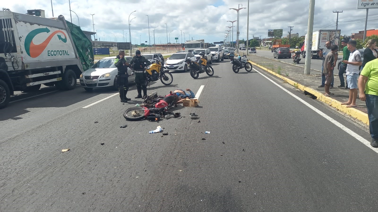 Motociclista foge de blitz, dirige na contramão e colide durante perseguição policial em Fortaleza
