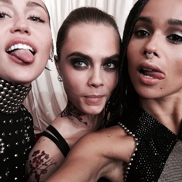 Miley Cyrus, Cara Delavinge e Zoe Kravitz em selfie proibido no MET 2015 (Foto: Reprodução/ Instagram)