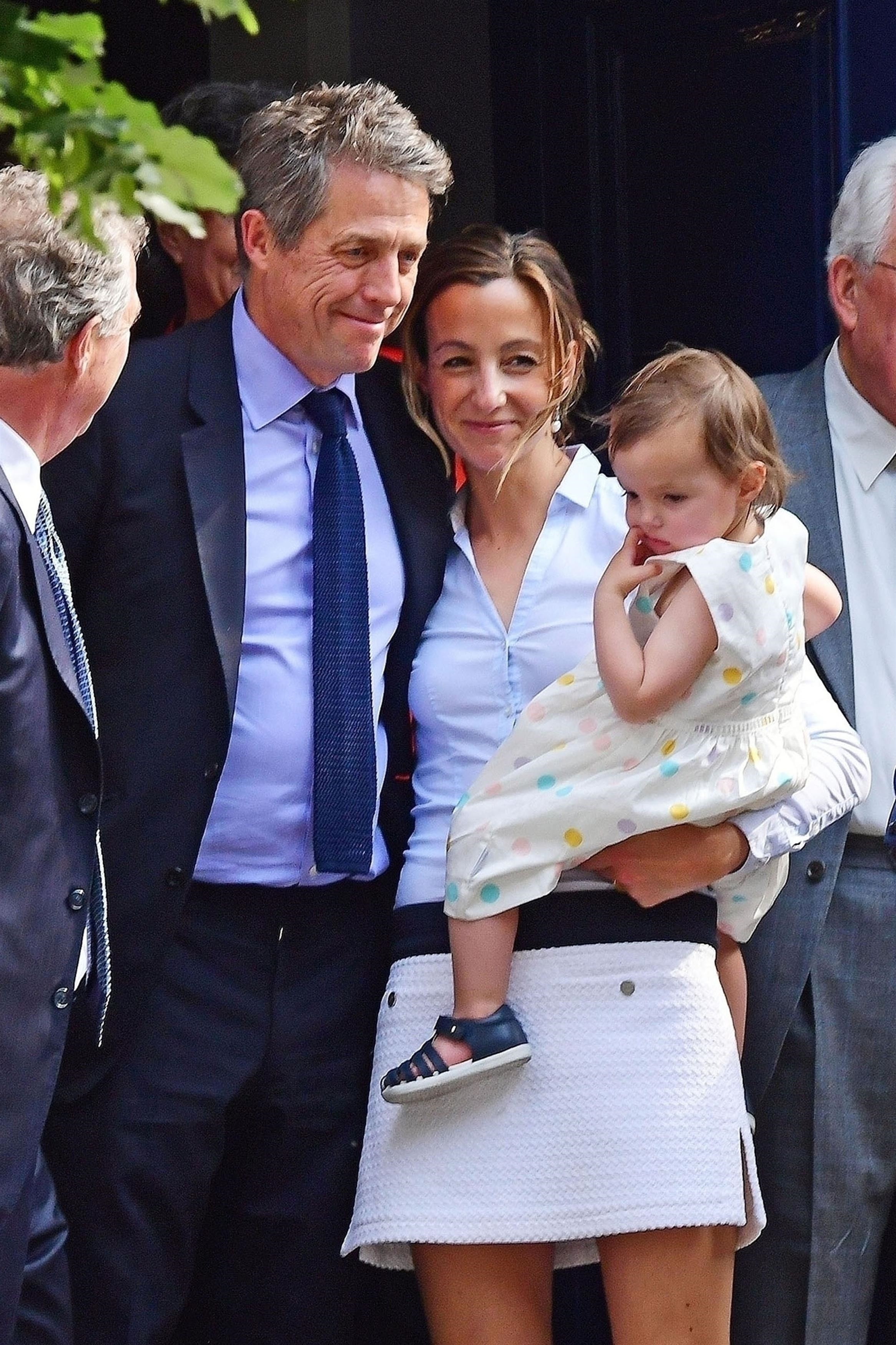 Hugh Grant, Anna Eberstein e a filha (Foto: Backgrid)