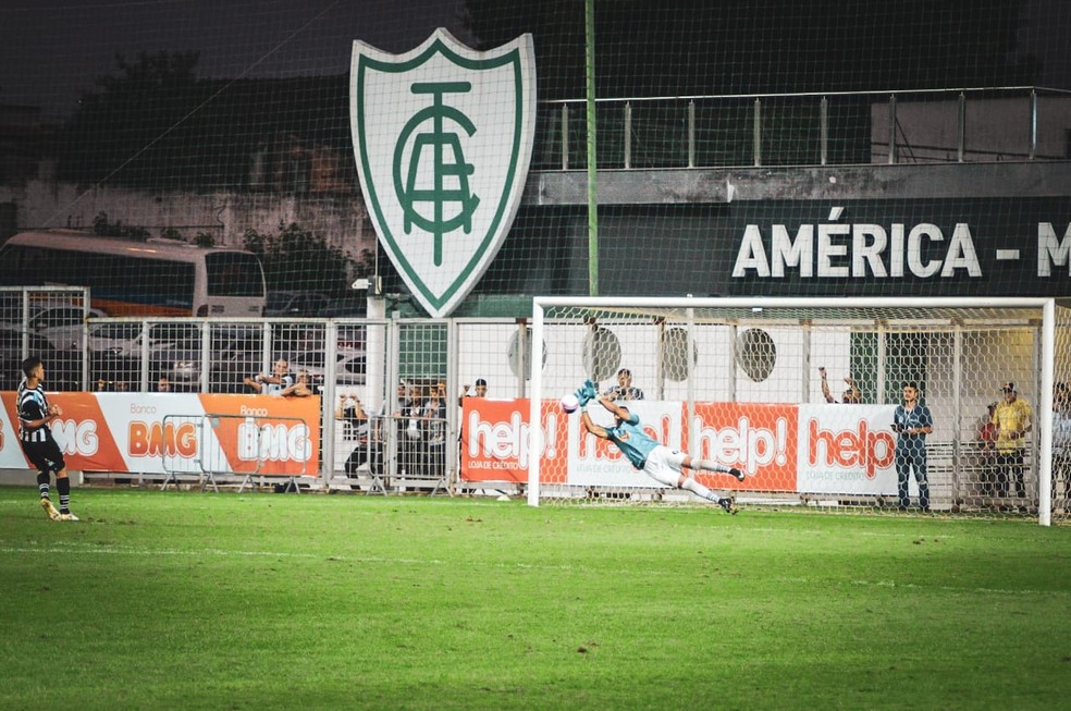 Glaycon fez a defesa na batida de Danilo — Foto: Luísa Gonçalves / Coimbra