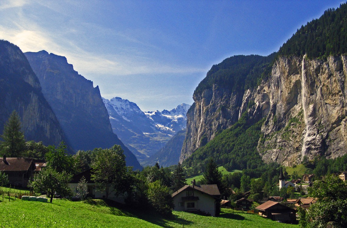 Durante visita a Lauterbrunnen, Tolkien teve contato íntimo com a natureza local vagando por pastos e caminhos montanhosos (Foto: Wikimedia Commons)