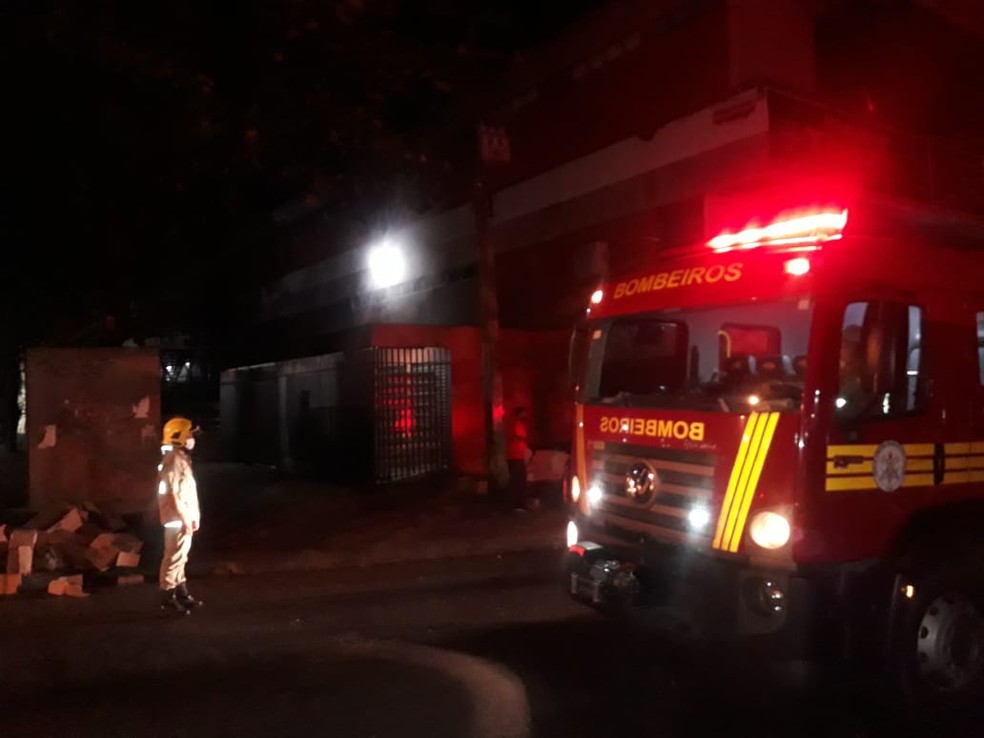 Bombeiros tentam controlar chamas no Shopping da Cidade de Teresina — Foto: Reprodução