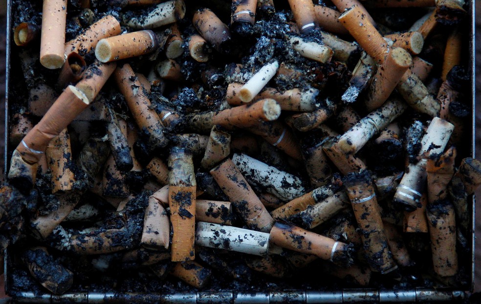 Imagens de bitucas de cigarro — Foto: Phil Noble/Reuters/Arquivo