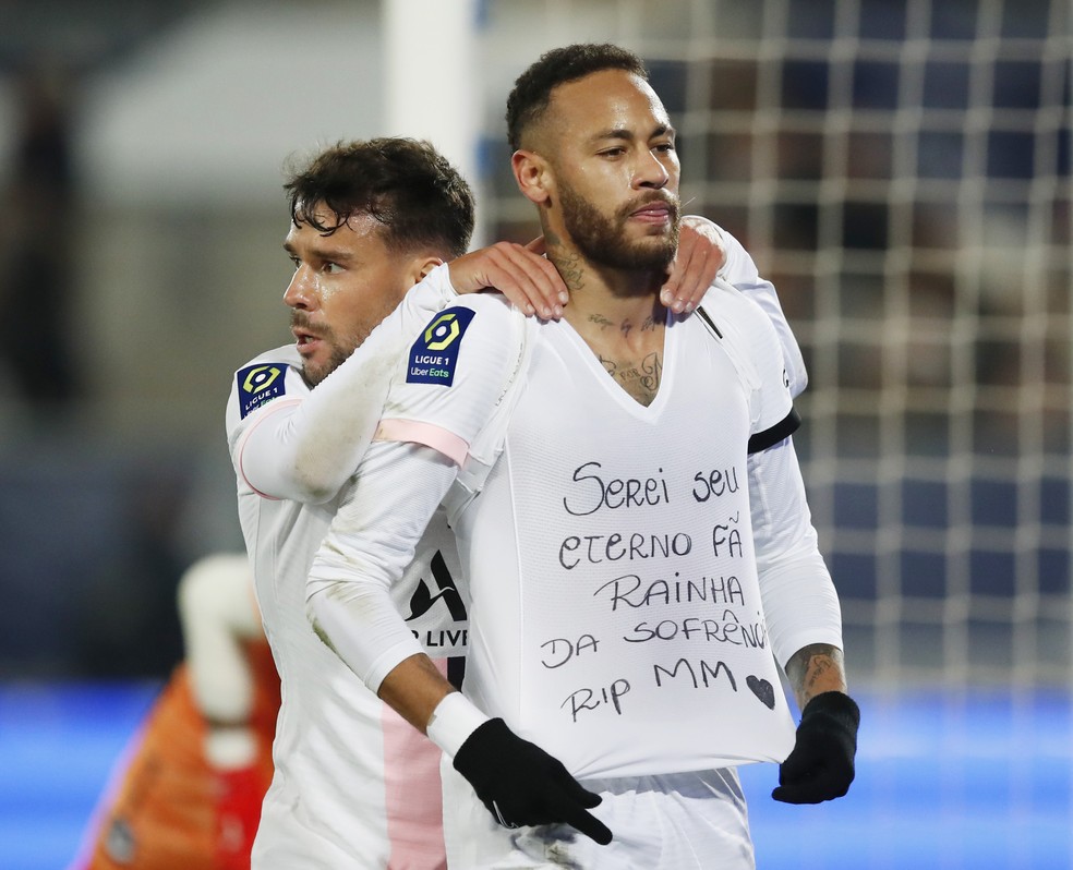 Neymar faz homenagem para Marília Mendonça ao comemorar seu gol pelo PSG contra o Bordeaux — Foto: Stephane Mahe/Reuters